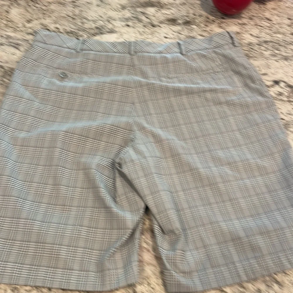 Men’s shorts excellent condition - Picture 3 of 5